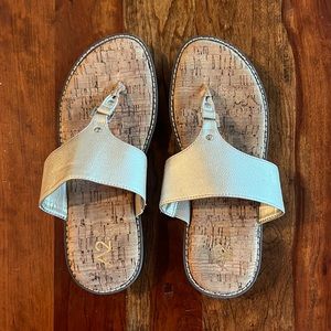 A2 by aerosols cool cat gold thong sandals size 7 1/2
